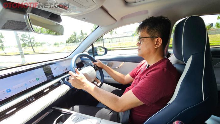 Otomotifnet.com saat ngegas Chery Omoda E5 di kawasan BSD, Tangerang