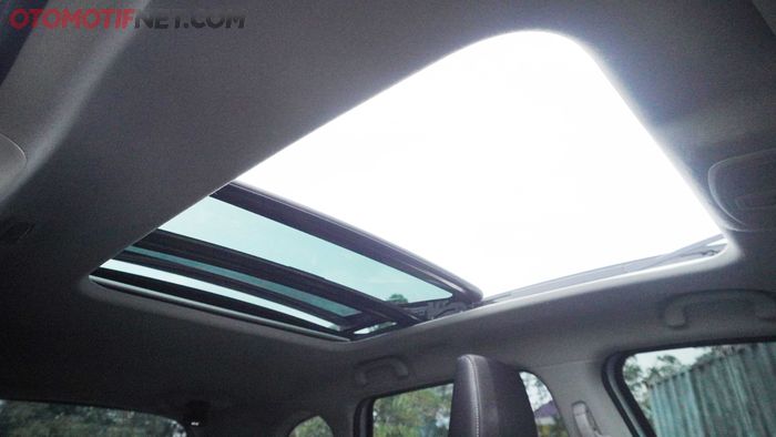 Panoramic sunroof jadi fitur yang berkelas dari Suzuki Grand Vitara Hybrid GX