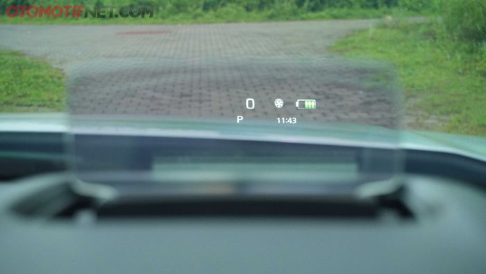 Head Up Display (HUD) pada Suzuki Grand Vitara Hybrid GX
