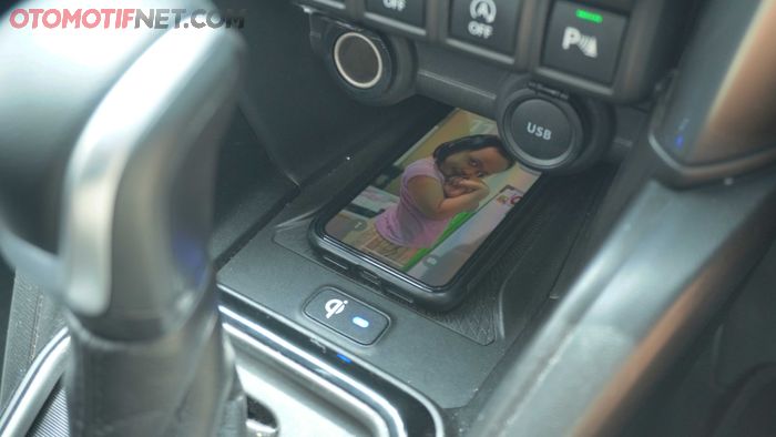 Untuk pengisian daya terdapat smartphone wireless charging