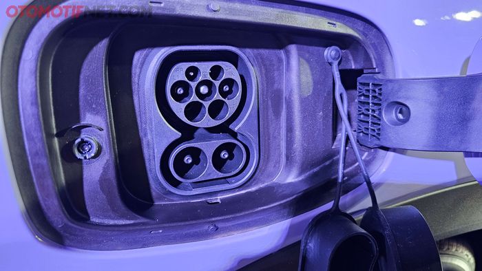 Tersedia colokan AC dan DC untuk pengisian baterai di sisi kanan bagian depan mobil