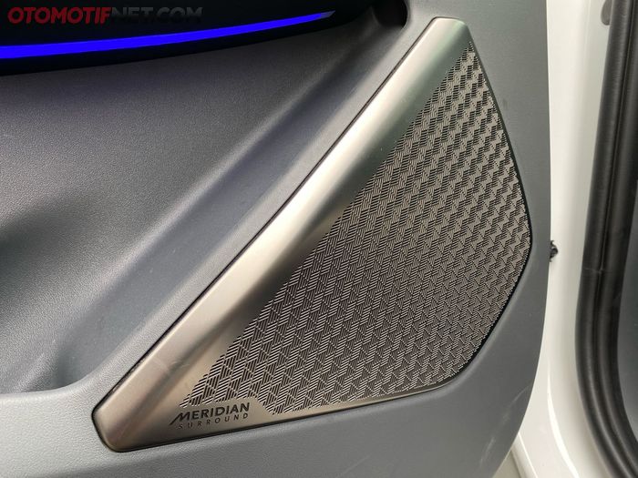 Meridian Premium Sound System dengan 14-speakers