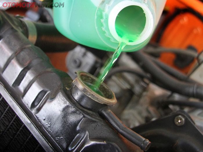 Penyebab mesin mobil overheat padahal air radiator penuh (foto ilustrasi)