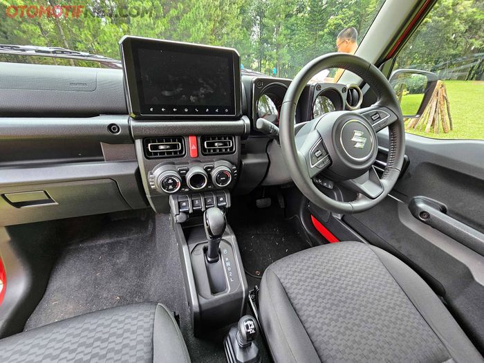 Interior Suzuki Jimny 5 Pintu. Tampak head unit lebih besar dari varian 3 pintunya, yakni pakai layar 9 inci touchscreen