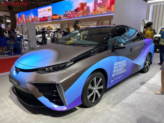 Fuel Cell Electric Vehicle (FCEV) Toyota Mirai