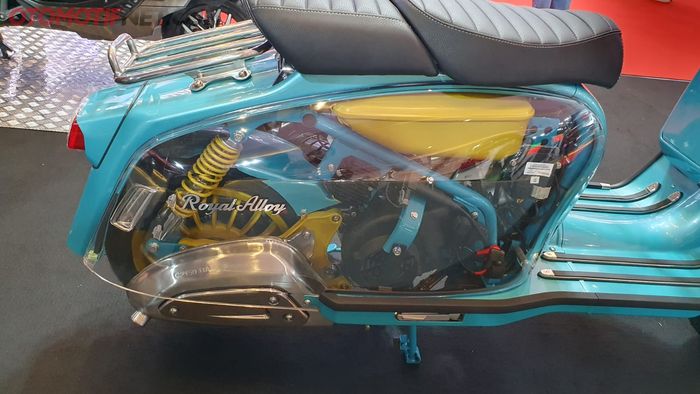 Bodi belakang Royal Alloy Grand Prix 150 Clear Case transparan, komponen di dalamnya kelihatan