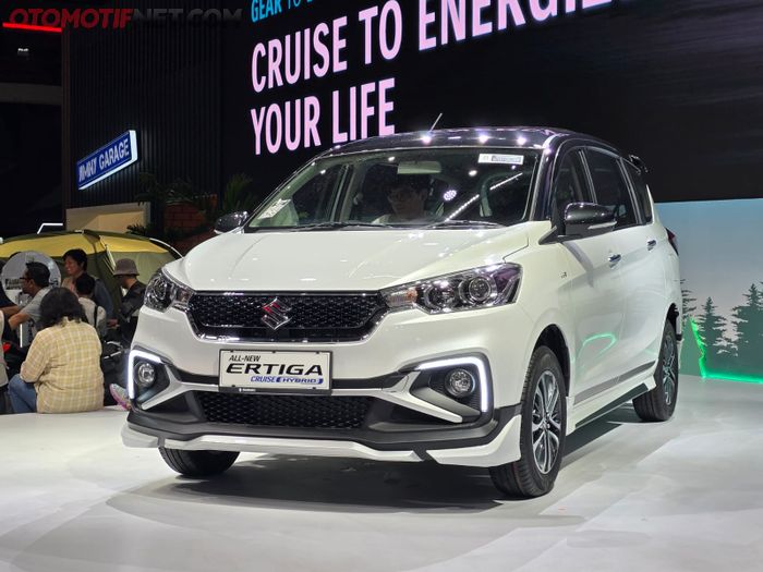 Suzuki All New Ertiga Hybrid Cruise dengan warna two tone Pearl Snow White &amp; Cool Black