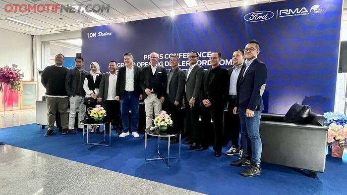 Jajaran manajemen RMA Group dan PT Trijaya Auto Mandiri di pembukaan dealer Ford Tomang