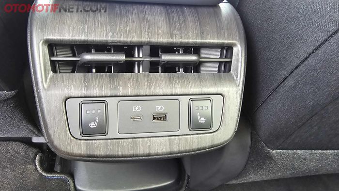Terdapat tombol ventilated seat untuk penumpang belakang, serta slot USB type C dan A
