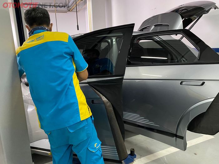 Pemasangan kaca film Solar Gard di mobil listrik Hyundai IONIQ 5