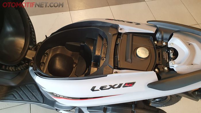 Bagasi Yamaha Lexi LX 155 memang tak terlalu besar, cuma bisa muat helm berbatok kecil seperti bawaan Grand Filano