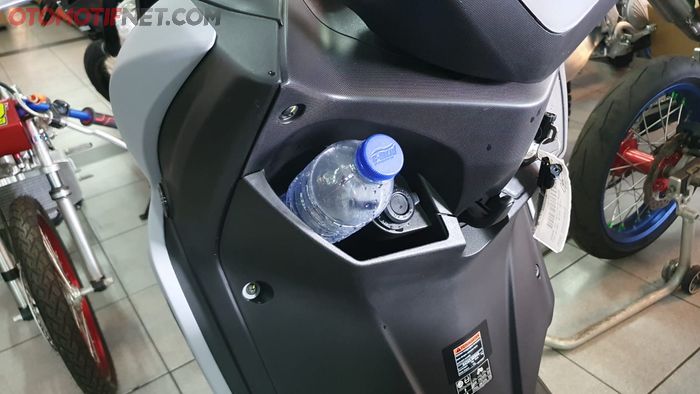 Konsol kecil di bawah setang kiri Yamaha Lexi LX 155, ternyata masih muat botol air minum 600 ml