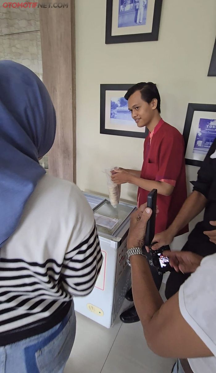 Petugas di Hotel Cikini tengah menyiapkan es krim Tjanang pada peserta tour