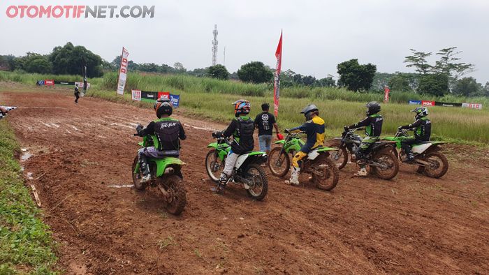 Ada juga simulasi balap dalam latihan bersama komunitas Kawasaki kali ini