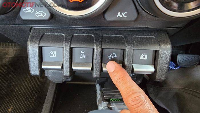 Tombol untuk mengaktifkan fitur Hill Descent Control pada Suzuki Jimny 5-Door