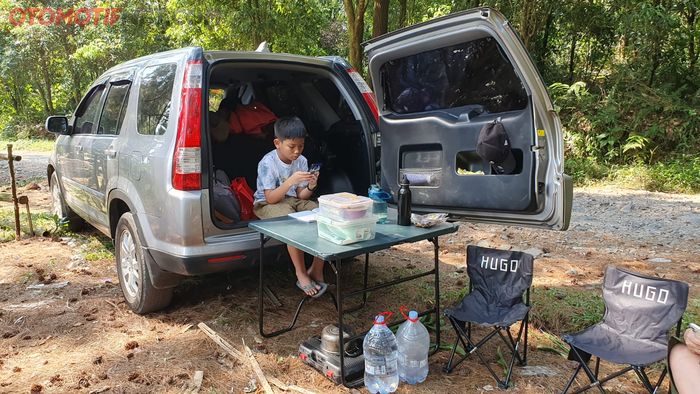 Otomotifnet keluarin meja piknik ketika bersantai bareng keluarga di pinggir hutan bawa Honda CR-V gen 2