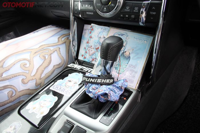 Bahkan hingga di interior penuh dengan aksesori ala Kobo Kanaeru 