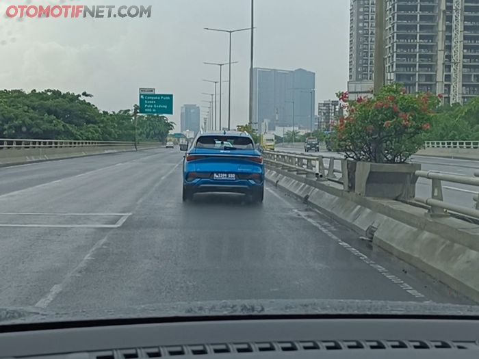 Lane hogger mengemudi di lajur kanan jalan tol