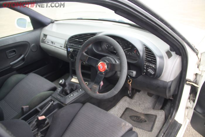 Ubahan di interior pasang jok Recaro SR3, setir Personal, serta upgrade audio agar nyaman buat harian