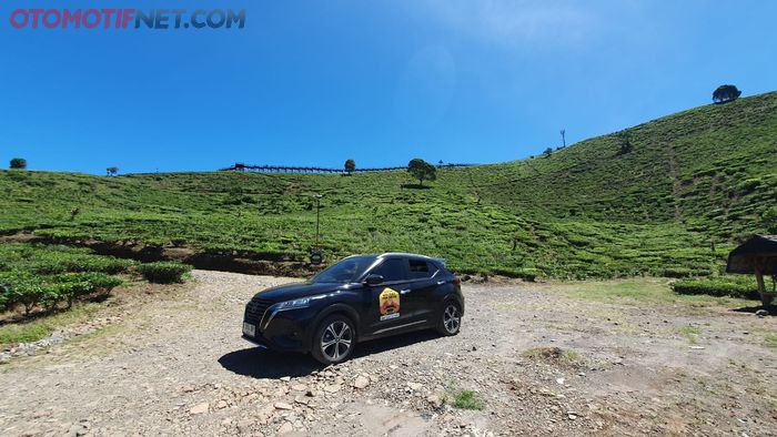 Nissan Kick e-Power yang diandalkan Otomotifnet di Holiday Fun Drive 2024 dengan latar belakang lokasi Taman Langit Pangalengan