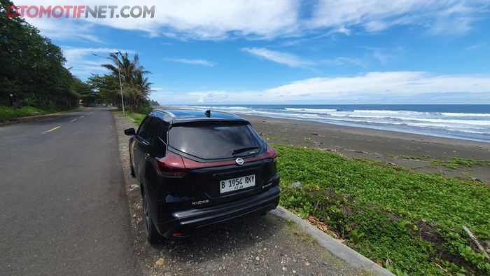 Nissan Kicks e-Power yang digunakan Holiday Fun Drive 2024 ketika melintas di jalur Pantai Selatan Jawa