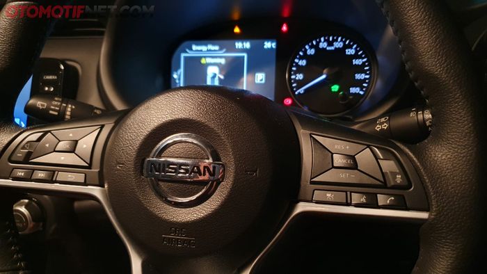 Tombol fitur Adaptive Cruise Control ada di setir Nissan Kicks e-Power sisi kanan