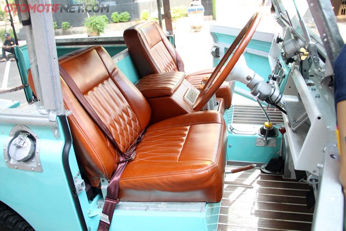 Jok nyaman berkat retrim bahan kulit berkualitas