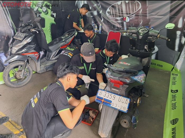 Dalam babak semifinal Tekiro Mechanic Competition (TMC) 2024, para peserta diberikan berbagai tes seputar otomotif yang harus diselesaikan secara tim