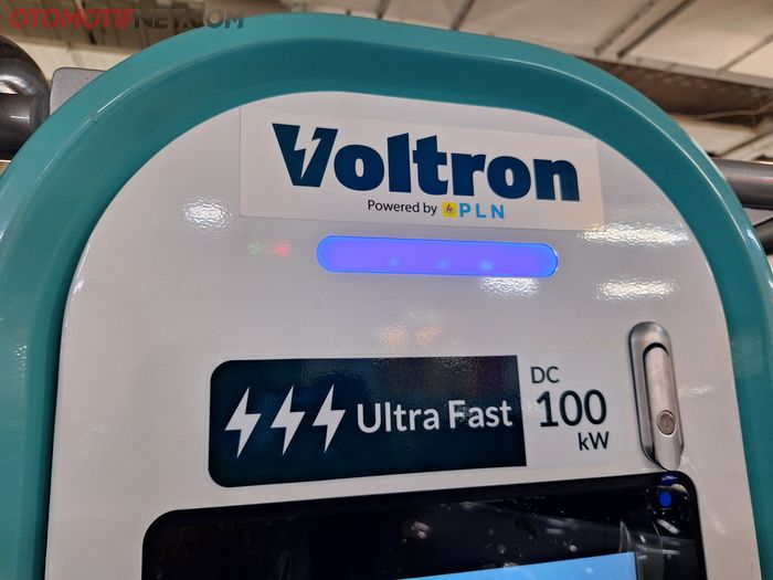 Mesin Ultra Fast Charging 100 kW Voltron bisa mengisi dua mobil listrik sekaligus