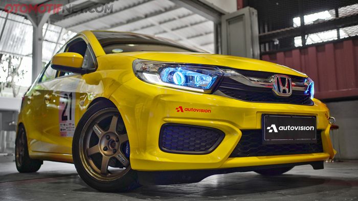 Honda Brio dipasangi lampu Autovision BiLed Projector Dakar Carbon 125