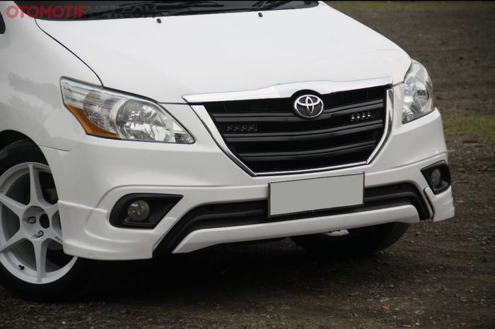Pakai add-on Innova Luxury dan sideskirt Innova V. Keren!
