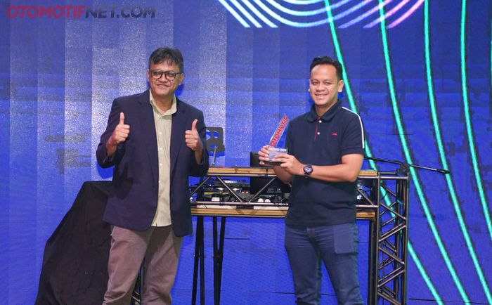 Ryan Rahadian, Marketing Head TVS Motor Company Indonesia menerima piala untuk Callisto 125 di OTOMOTIF Award 2024
