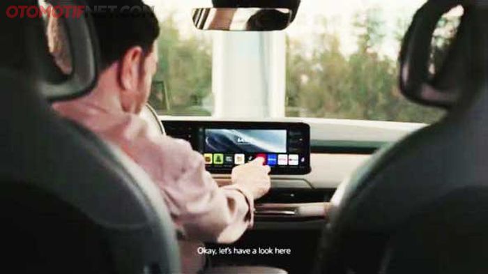 Pengoperasian head unit layar sentuh. Melimpah fitur dengan teknologi terkini