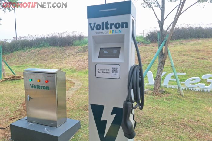 Terdapat enam mesin charging AC 22 kW yang terpasang di area parkir Batavia PIK
