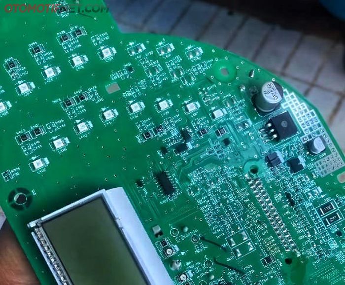 Rangkaian elektronik pada PCB spidometer Suzuki Splash