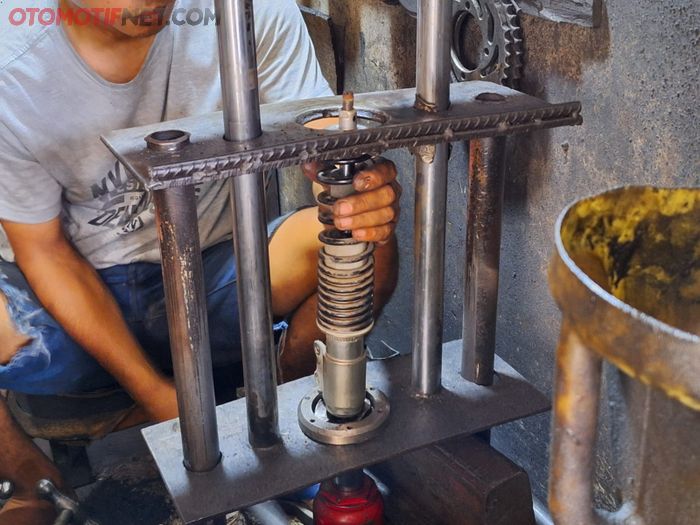 Biaya ubah rebound sokbreker depan Vespa matic 