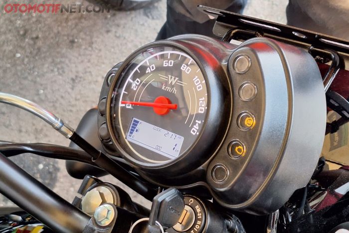Panel meter Kawasaki W175L kini dilengkapi indikator bensin