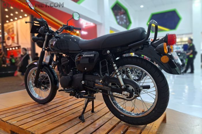 Kawasaki W175L kini dilengkapi standar tengah, jadi bisa parkir tegak