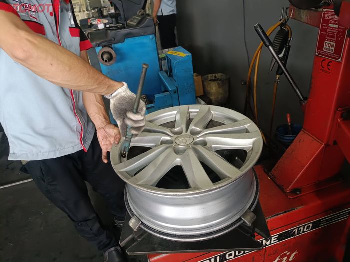 Proses ganti karet pentil ban