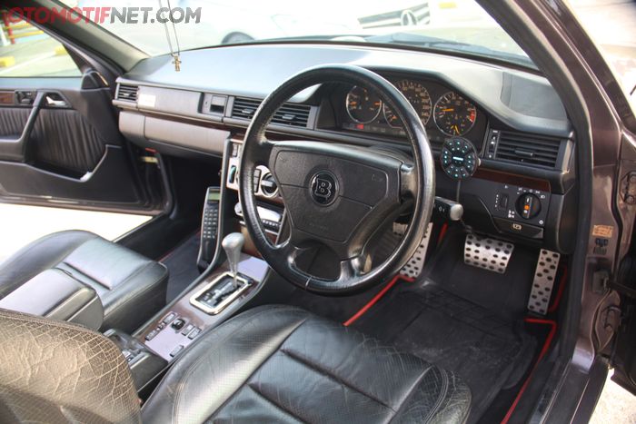 Interior dipenuhi aksesori Brabus juga nih!