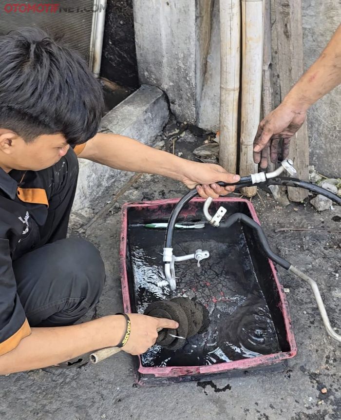 Ilutrasi pipa AC lagi dibersihkan pakai cairan khusus, sebelum dites kebocoran