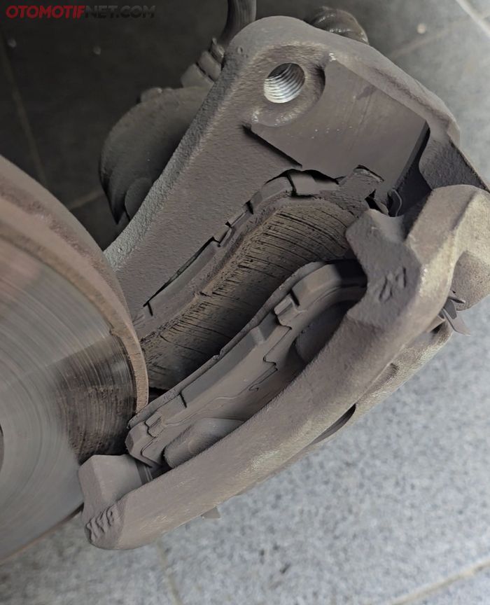 Saat rem dibongkar, kondisi kampas rem tampak sudah mulai menipis dan agak kotor