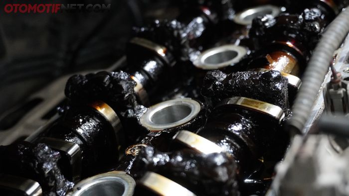 Penggantian oli mesin yang sering telat berisiko terjadi sludge