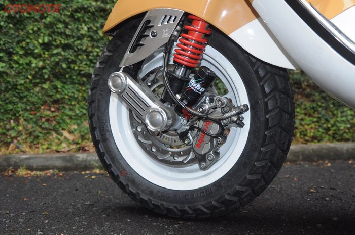 Kaliper depan Vespa Primavera ini diganti pakai Brembo 4 piston