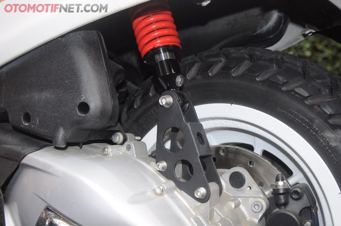Suspensi Bitubo belakang ditopang extension yang bikin tongkrongan Vespa Primavera jadi lebih tinggi