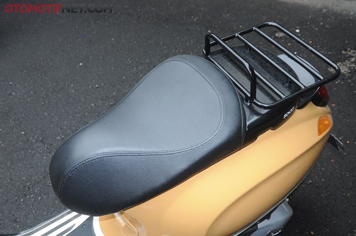 Jok single seat dipasang di alas jok bawaan Vespa Primavera