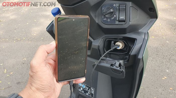 Semua varian All New BeAT sekarang memiliki power outlet