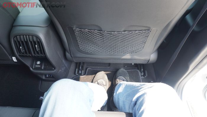 Selain lapang buat penumpang belakang, juga terdapat fitur V2L di konsol tengah Hyundai Kona Electric terbaru