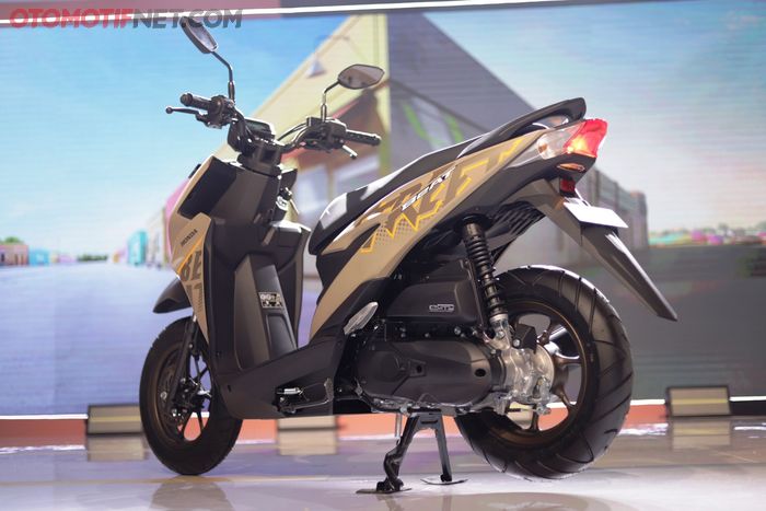 All New Honda BeAT Street pakai roda 12 inci yang lebar dan bobot lebih berat 2 kg dari BeAT Deluxe