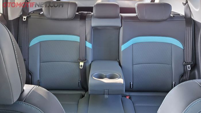 Jok belakang dilengkapi arm rest dengan dua buah cup holder